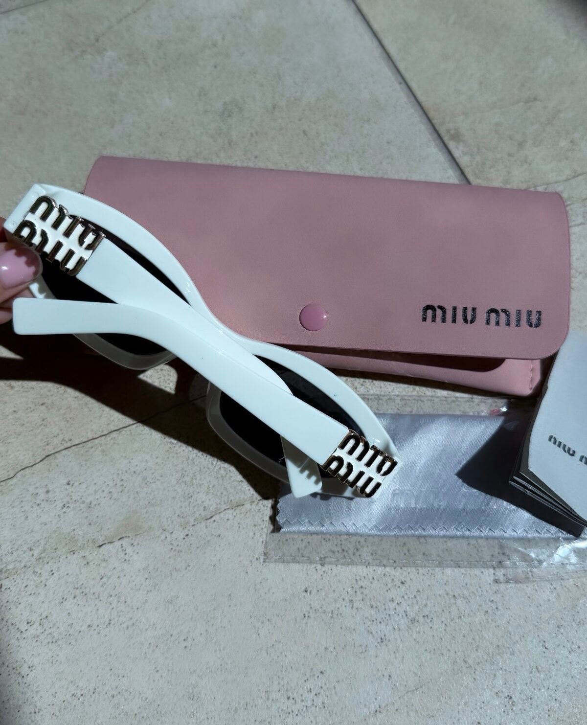 Sun Glasses With Case / White